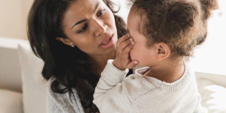 Atitudes que ajudam os pais a controlar birras sem gritos ou punições