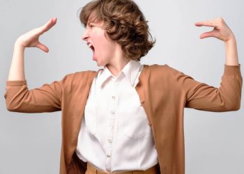 O que significa o costume de falar sozinho (diálogo interno) e seu benefício, segundo a Psicologia