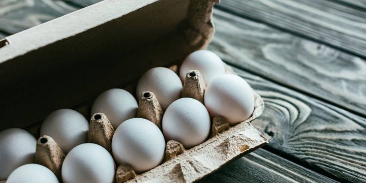 Como saber se o ovo está cru ou cozido usando um truque de física