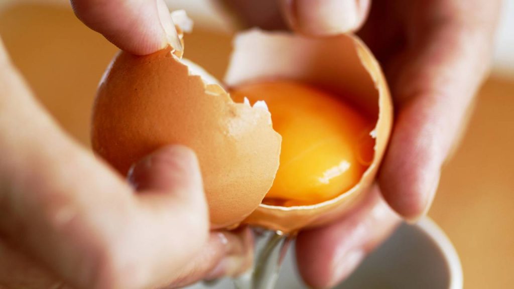 Como saber se o ovo está cru ou cozido usando um truque de física
