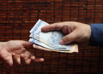 Por que pagar com dinheiro dói mais que com cartão, segundo a Psicologia