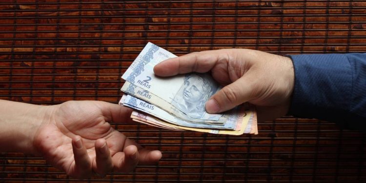 Por que pagar com dinheiro dói mais que com cartão, segundo a Psicologia