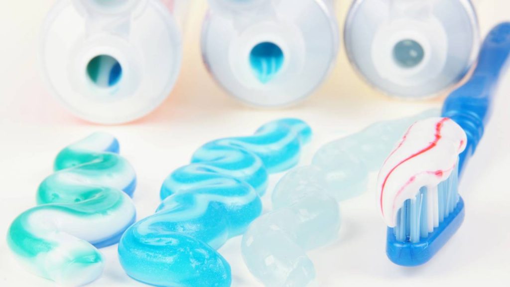 A verdade sobre a linha azul da pasta de dente que quase ninguém conhece