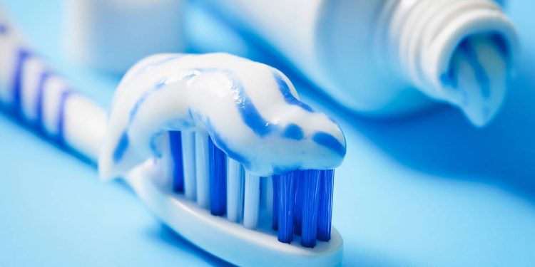 A verdade sobre a linha azul da pasta de dente que quase ninguém conhece
