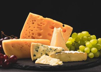 O motivo curioso que faz certos queijos ficarem cheios de buracos