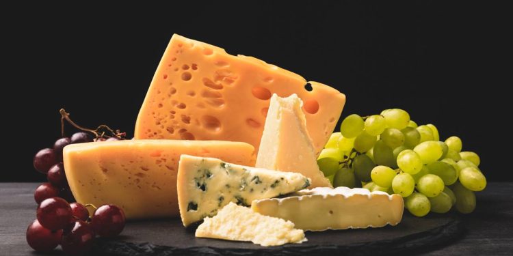 O motivo curioso que faz certos queijos ficarem cheios de buracos