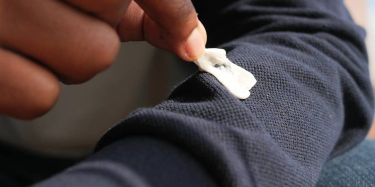 O truque do gelo para tirar chiclete grudado do tecido