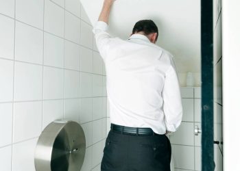 O que a cor da sua urina pode revelar sobre sua hidratação e saúde!