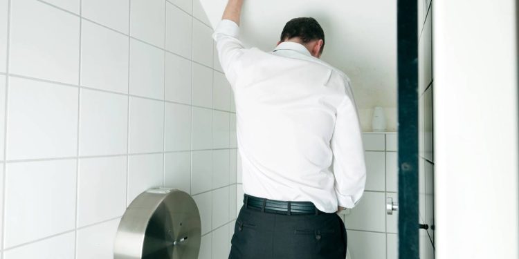 O que a cor da sua urina pode revelar sobre sua hidratação e saúde!