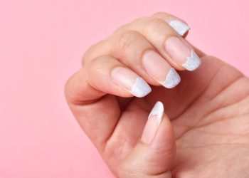 O que a unha quebradiça diz sobre a falta de uma vitamina crucial no seu corpo