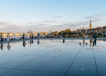 O guia para ter fontes e espelhos d'água no seu jardim! Veja como fazer