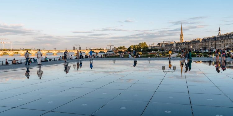 O guia para ter fontes e espelhos d'água no seu jardim! Veja como fazer