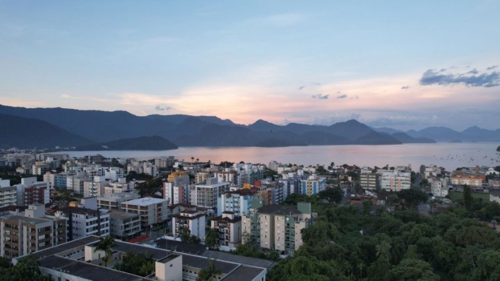 A cidade que conquistou os brasileiros com praias paradisíacas e o sossego do litoral norte de São Paulo
