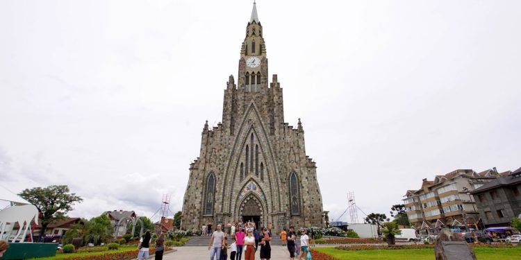 A cidade que conquistou brasileiros com clima frio, natureza exuberante e um charme autêntico