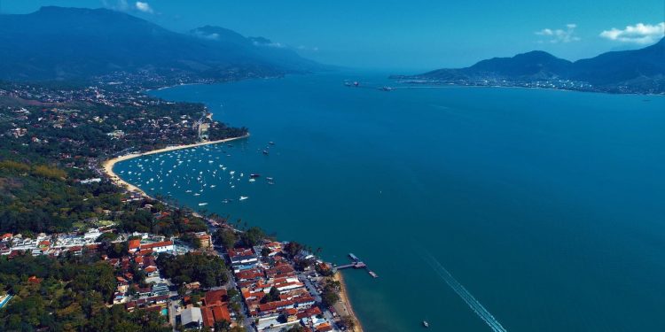 Essa cidade se destaca por suas praias preservadas, trilhas na Mata Atlântica e o charme natural do litoral norte de São Paulo