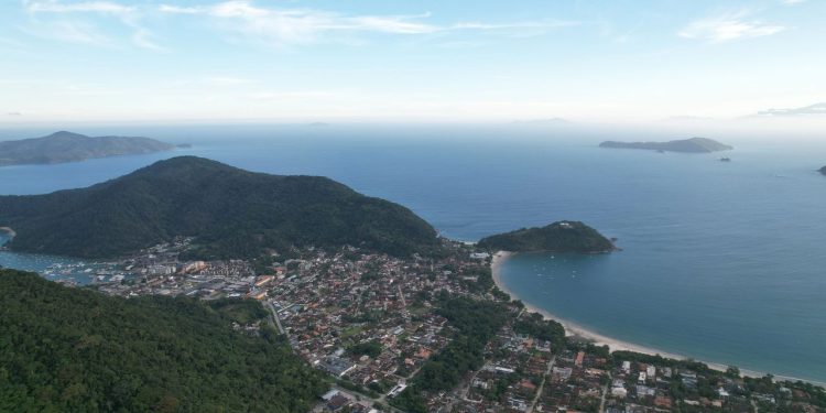 A cidade que conquistou os brasileiros com praias paradisíacas e o sossego do litoral norte de São Paulo