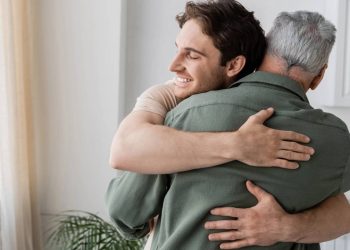 A ciência revela por que um abraço de 20 segundos pode transformar seu dia