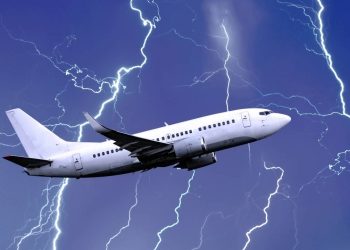 O que realmente acontece quando um raio atinge um avião em pleno voo