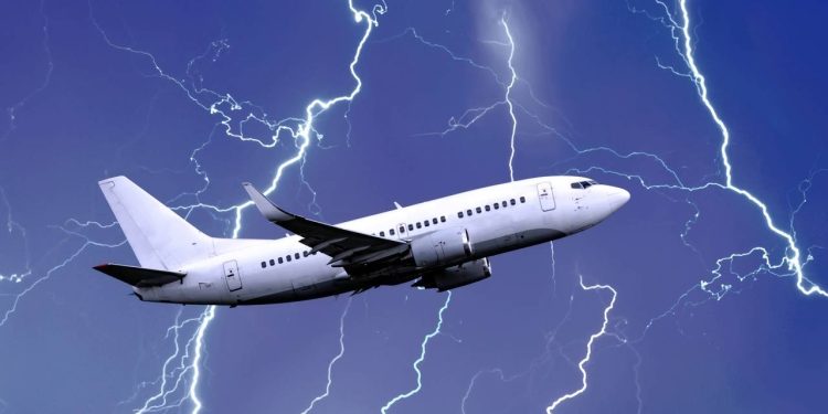 O que realmente acontece quando um raio atinge um avião em pleno voo