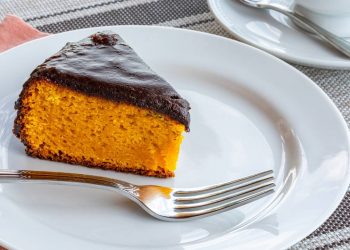 Bolo de cenoura fofinho com cobertura de chocolate durinha: receita fácil para o lanche