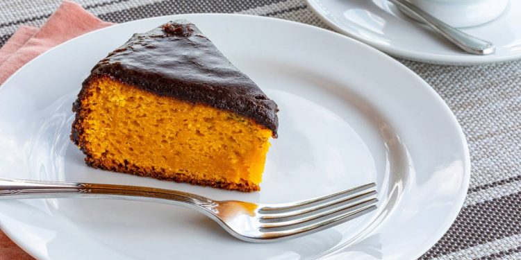Bolo de cenoura fofinho com cobertura de chocolate durinha: receita fácil para o lanche