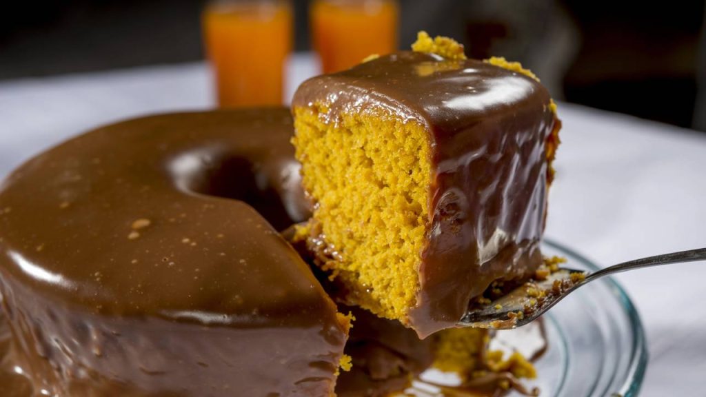 Bolo de cenoura fofinho com cobertura de chocolate durinha: receita fácil para o lanche
