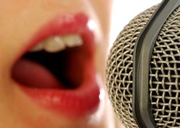 Por que ficamos com vergonha de dançar ou cantar em público, mesmo entre amigos, segundo a Psicologia