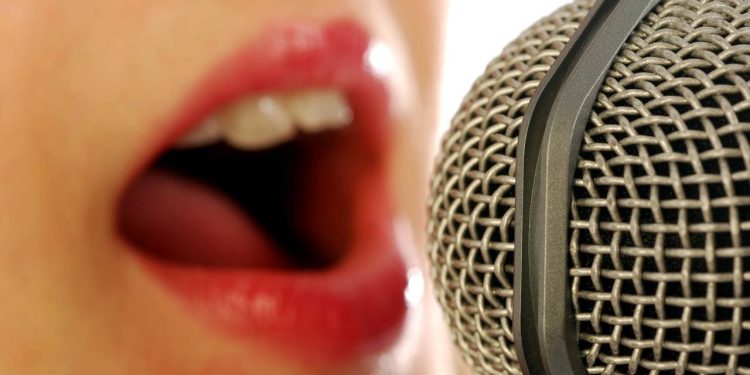 Por que ficamos com vergonha de dançar ou cantar em público, mesmo entre amigos, segundo a Psicologia