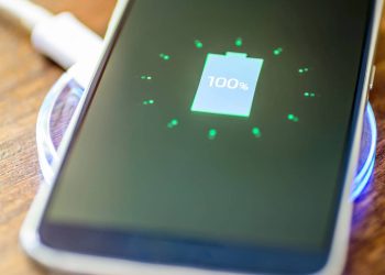 O hábito de carregar o celular até 100% pode estar diminuindo sua vida útil