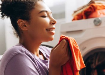 O que significa a mania de cheirar a roupa que acabamos de lavar, segundo a Psicologia