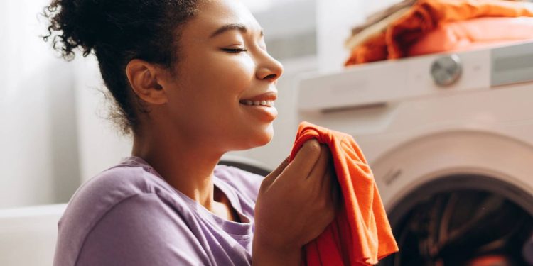 O que significa a mania de cheirar a roupa que acabamos de lavar, segundo a Psicologia