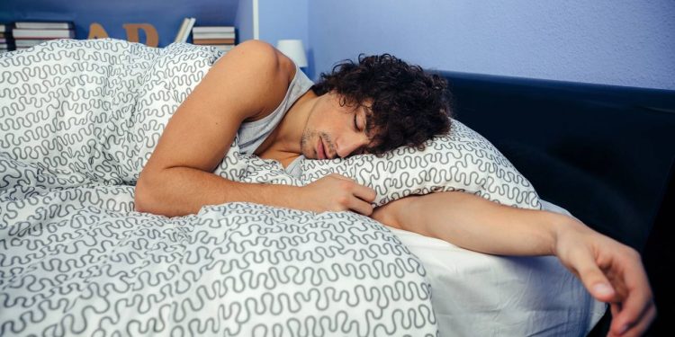 Por que preferimos dormir do lado esquerdo ou direito, segundo a psicologia