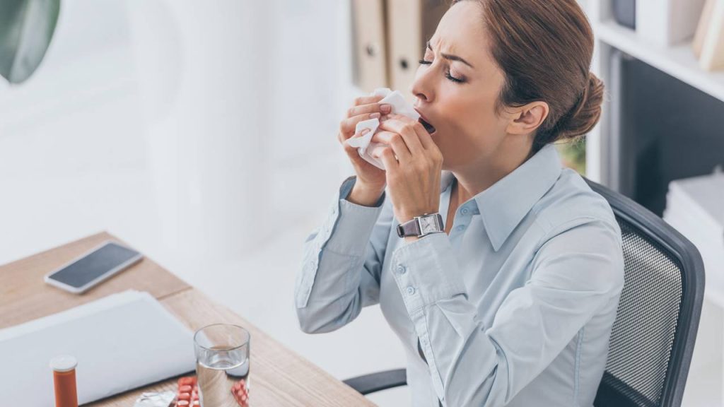 O que significa o hábito de falar "saúde" quando alguém espirra, segundo a Psicologia