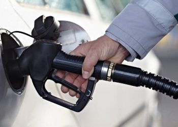 O que realmente acontece no motor do seu carro ao misturar gasolina e etanol