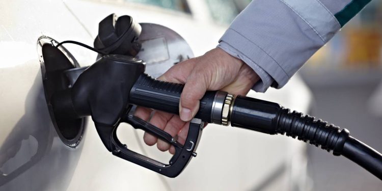 O que realmente acontece no motor do seu carro ao misturar gasolina e etanol