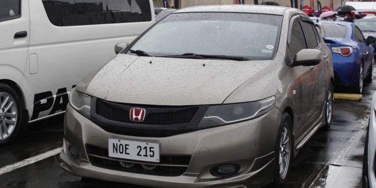 O conforto do câmbio automático agora cabe no bolso com estes 6 carros