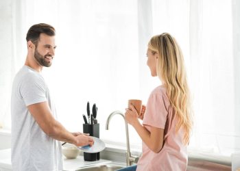 Por que a simples tarefa de lavar a louça pode ser relaxante e meditativa, segundo a Psicologia