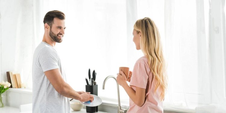 Por que a simples tarefa de lavar a louça pode ser relaxante e meditativa, segundo a Psicologia