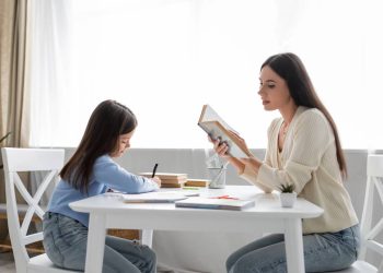 Por que a leitura em voz alta nos ajuda a memorizar informações, segundo a Psicologia