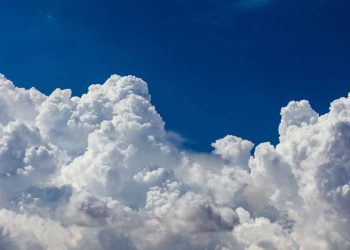 Por que o vapor da água é invisível, mas a nuvem é branca