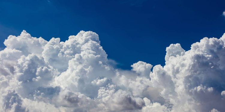 Por que o vapor da água é invisível, mas a nuvem é branca