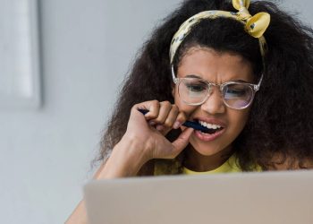 O que significa o hábito de morder a ponta da caneta