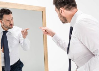 O que significa a compulsão por checar a própria aparência no espelho antes de sair, segundo a Psicologia