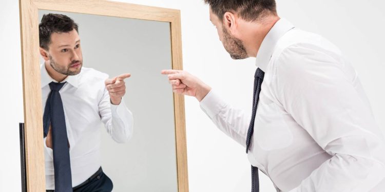 O que significa a compulsão por checar a própria aparência no espelho antes de sair, segundo a Psicologia