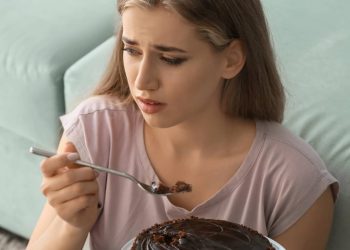 Por que a gente compra mais doces quando está triste ou estressado, segundo a Psicologia