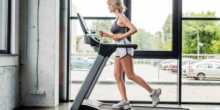 Como treinar na esteira do jeito certo para proteger seus joelhos