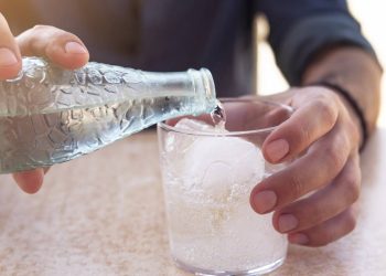 Os mitos e verdades sobre o consumo de água com gás segundo os médicos