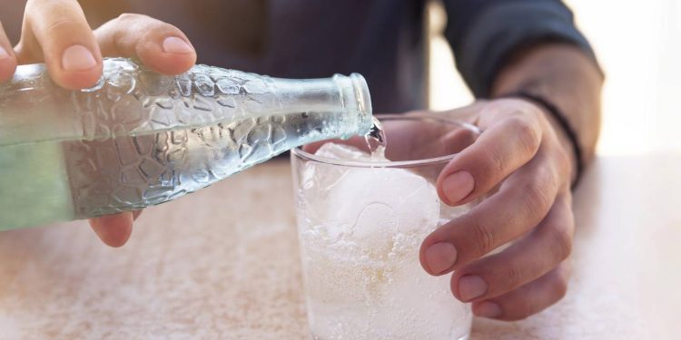 Os mitos e verdades sobre o consumo de água com gás segundo os médicos