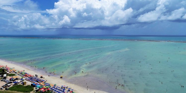 Essa cidade conhecida como “Caribe Brasileiro” combina piscinas naturais e clima tropical