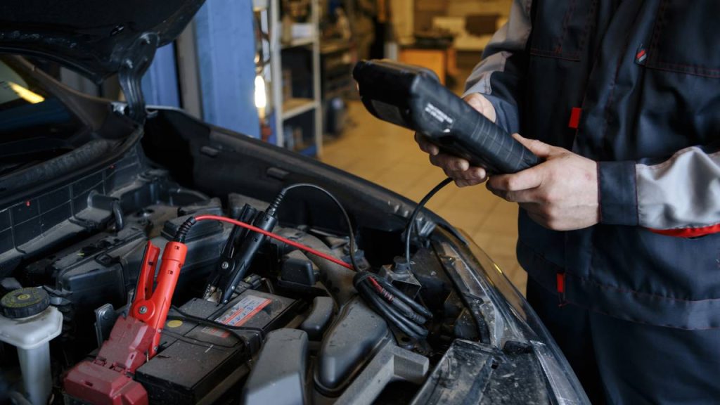Trocar a bateria do carro pesa no bolso e exige atenção para não ter dor de cabeça